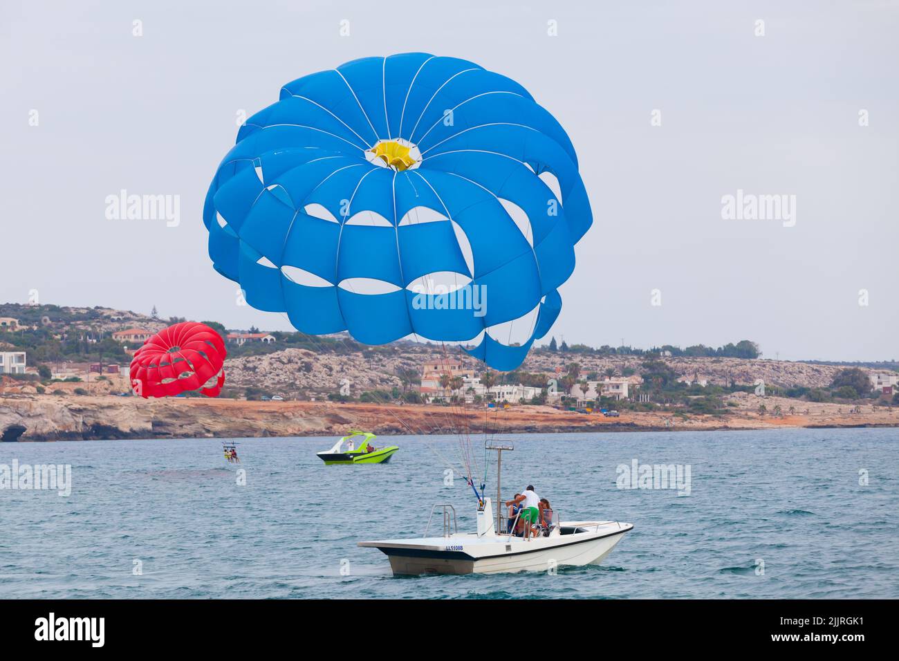 Ayia Napa, Zypern - 16. Juni 2018: Touristen sind auf Parasailing Motorboot. Agia Napa Bay, Zypern Stockfoto