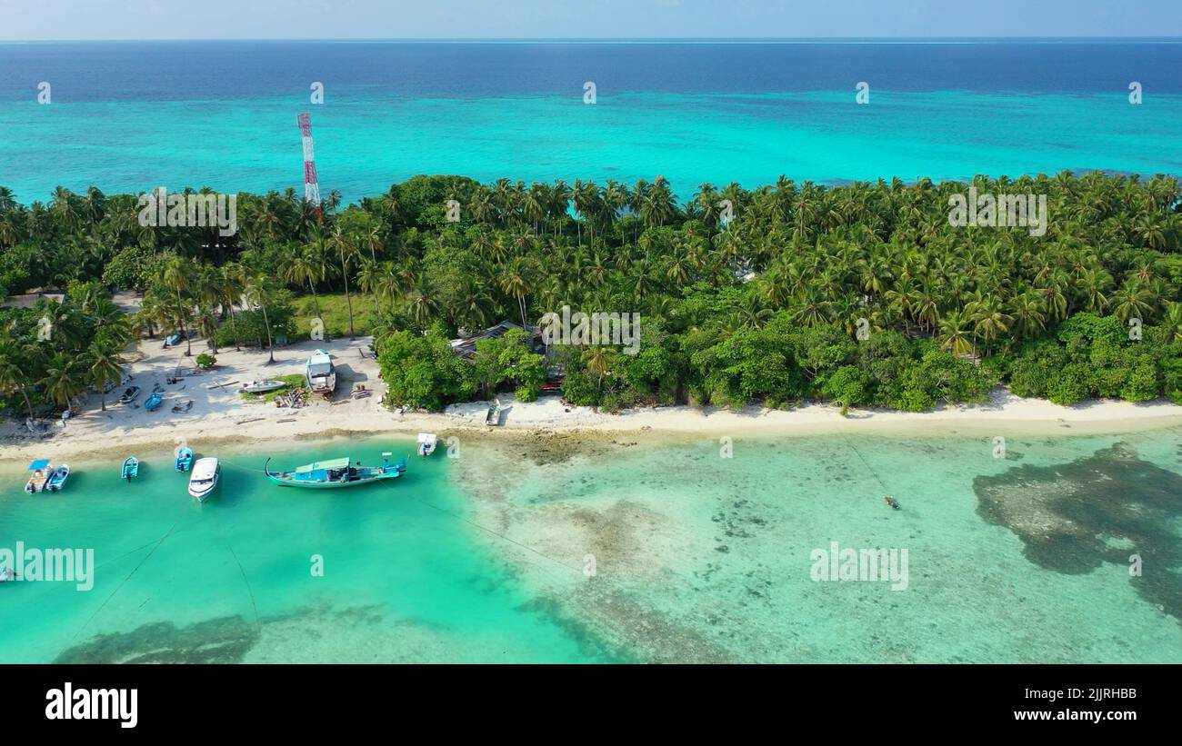 Eine Drohnenaufnahme einer unberührten Paradiesinsel in Südostasien Stockfoto