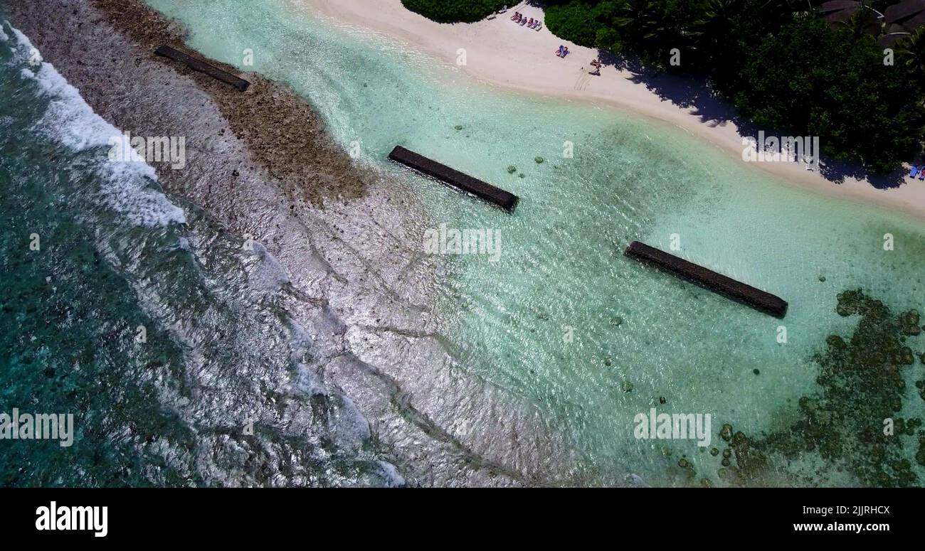 Eine Drohne aus der Luft auf einer tropischen, unberührten Insel in Südostasien und im Ozean Stockfoto