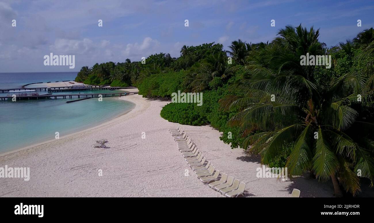 Eine unberührte Paradiesinsel auf den Malediven, die vom Indischen Ozean gewaschen wurde Stockfoto