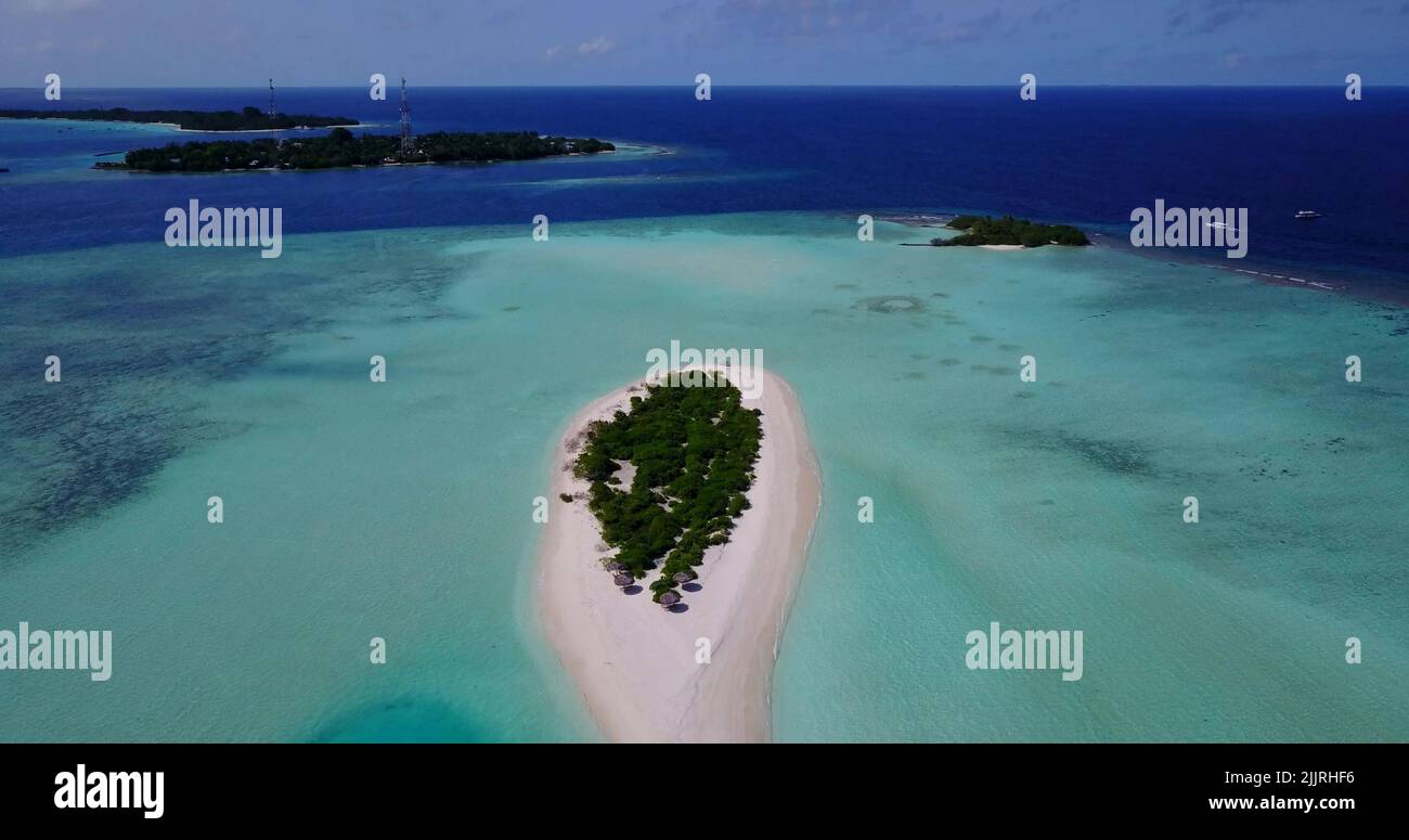Eine Luftdrohne auf einer unberührten Insel auf den Malediven, die vom Indischen Ozean gewaschen wurde Stockfoto