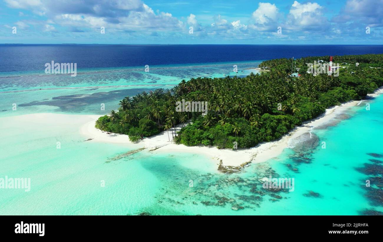 Eine Drohnenaufnahme einer tropischen, unberührten Insel in Südostasien Stockfoto