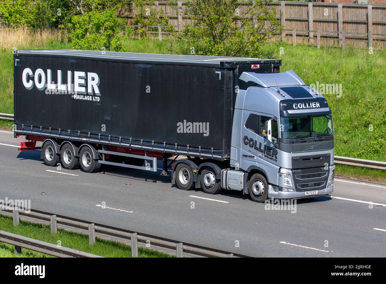 COLLIER Spedition Ltd. 2021 Volvo FH500 FH 500 6x2 PA HSLP-Vorhangssider; unterwegs auf der Autobahn M6, Großbritannien Stockfoto