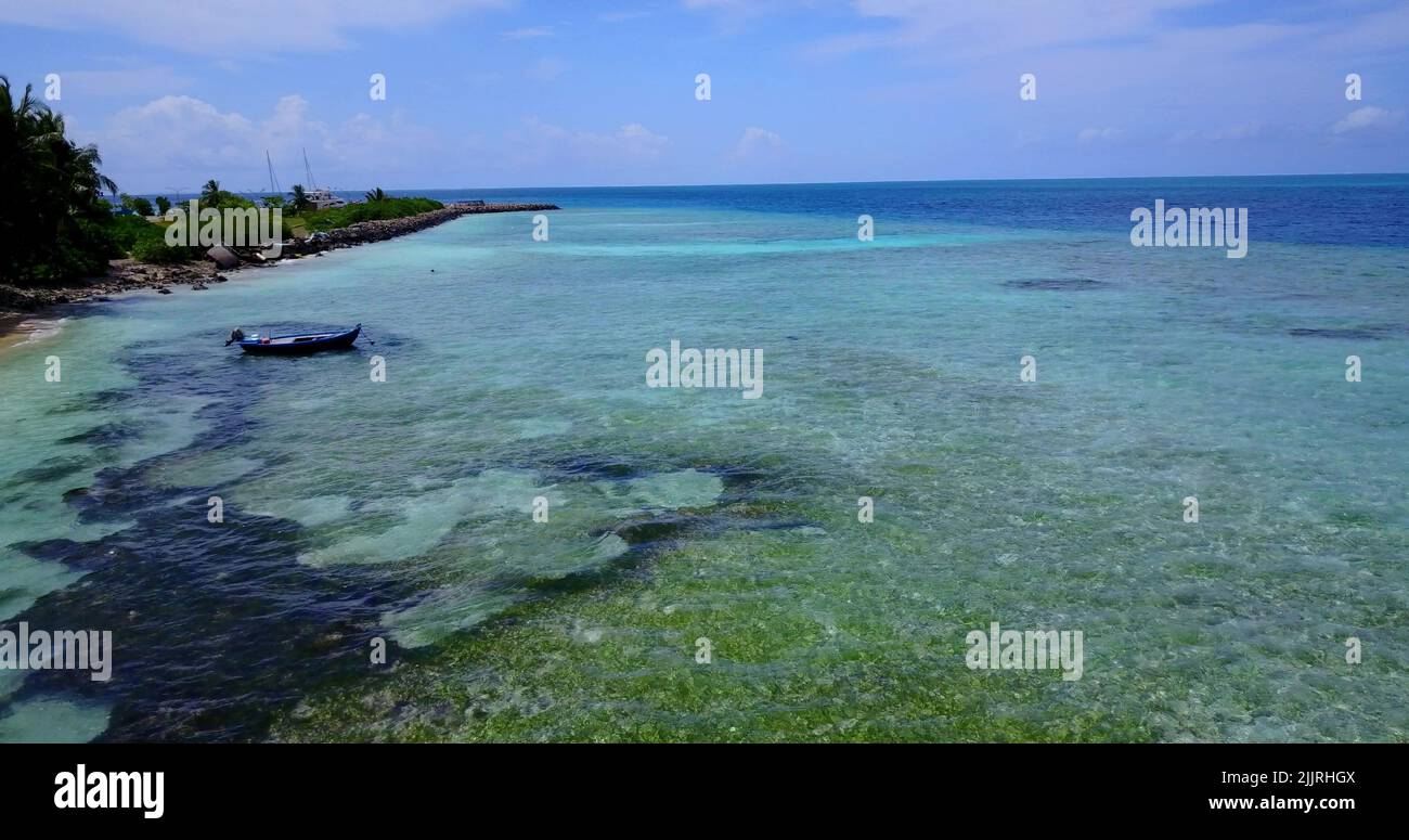Der ruhige Indische Ozean und der unberührte Strand auf den Malediven Stockfoto