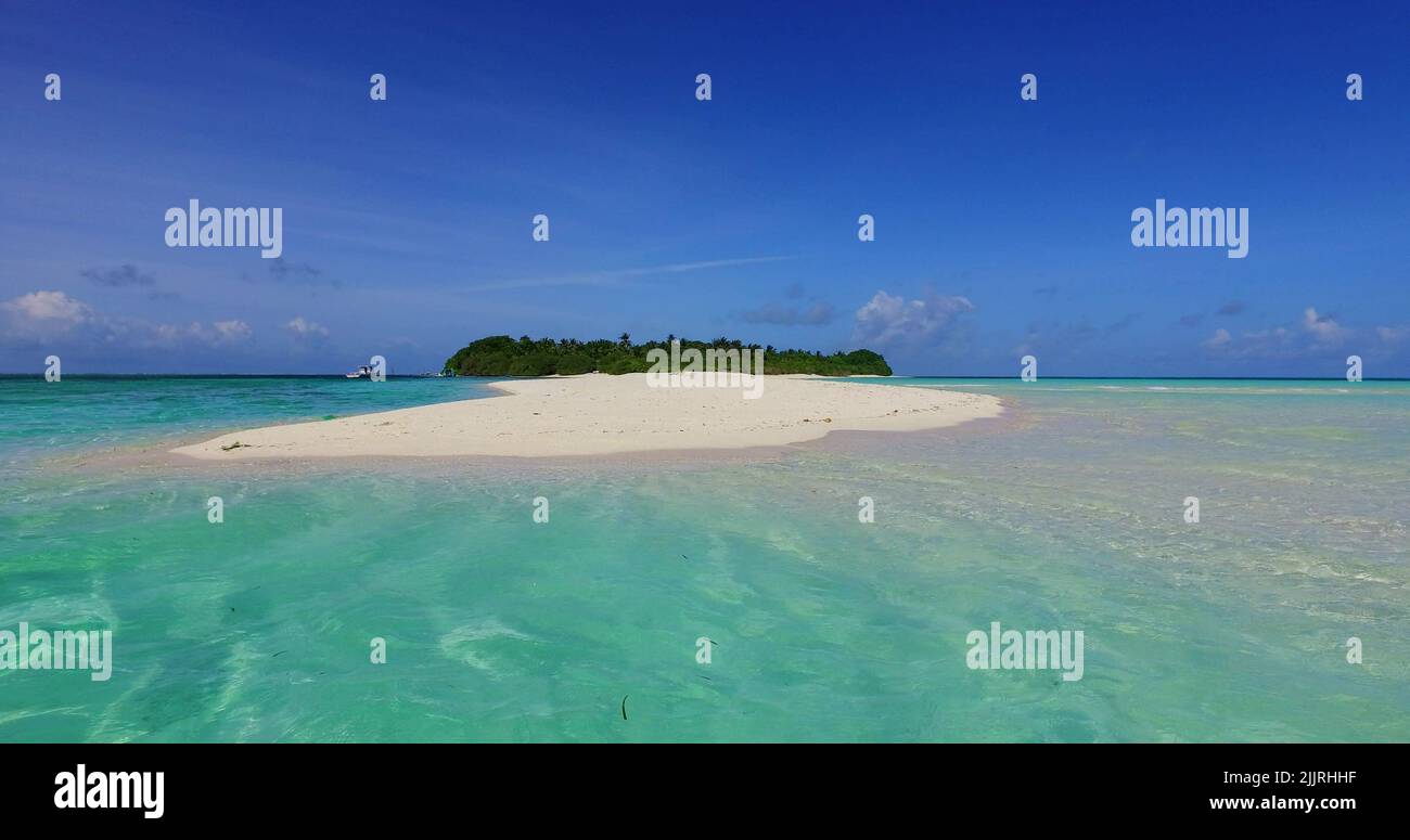 Eine friedliche, unberührte Insel auf den Malediven, die vom Indischen Ozean gewaschen wurde Stockfoto