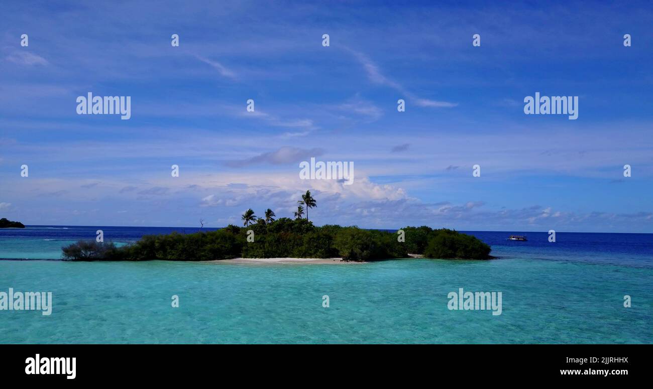 Eine Luftdrohne auf einer unberührten Insel auf den Malediven, die vom Indischen Ozean gewaschen wurde Stockfoto