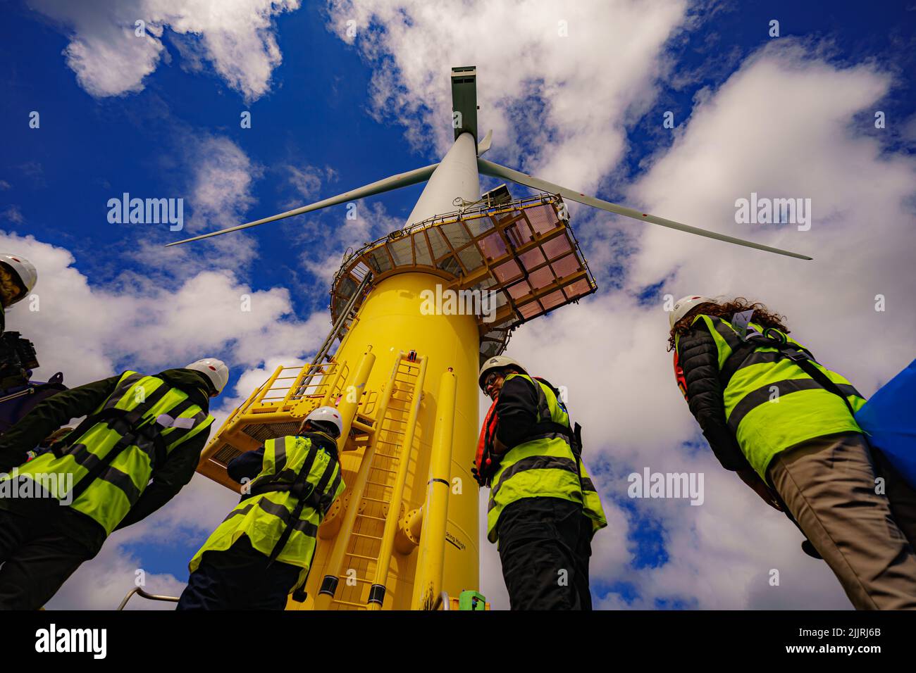 Eine Windturbine im RWE-Windpark Gwynt y Mor, dem 2. größten Offshore-Windpark der Welt, der acht Meilen (12,8 km) vor der Küste von Nordwales in der Liverpool Bay liegt. Bilddatum: Dienstag, 26. Juli 2022. Stockfoto