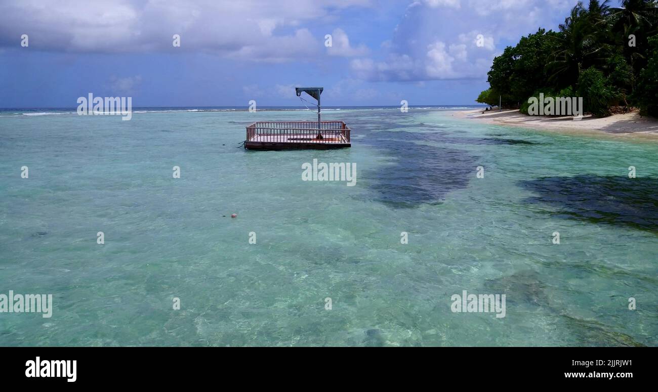 Eine hölzerne schwimmende Anlegestelle im Meer Stockfoto