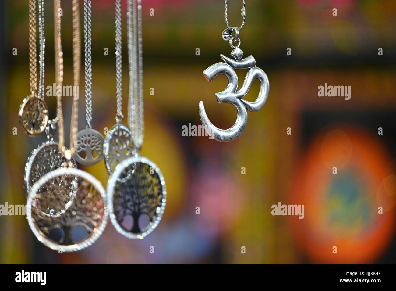 Eine flache Fokusaufnahme des AUM-Zeichens, das das Universum und die ultimative Realität in der hinduistischen Religion symbolisiert Stockfoto