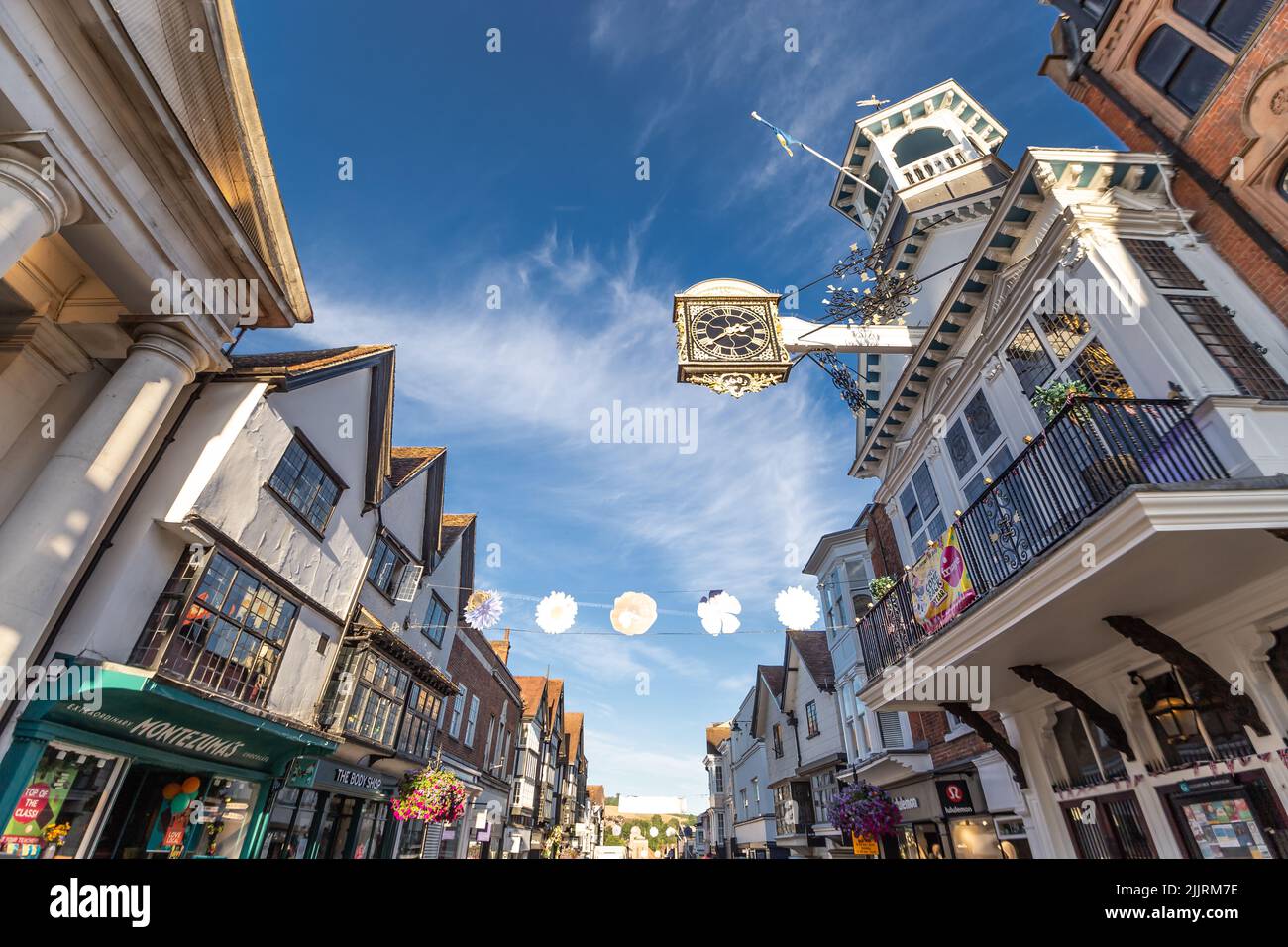 Berühmter Ort in England Guildford High Street die historische Architektur von Guildhall am frühen Morgen Sonnenlicht Guildford Surrey England Europa Stockfoto