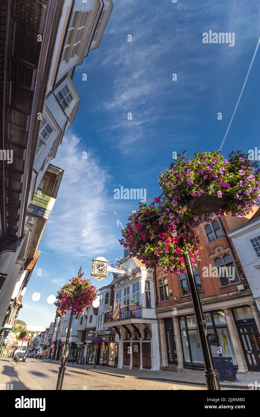 Berühmter Ort in England Guildford High Street die historische Architektur von Guildhall am frühen Morgen Sonnenlicht Guildford Surrey England Europa Stockfoto