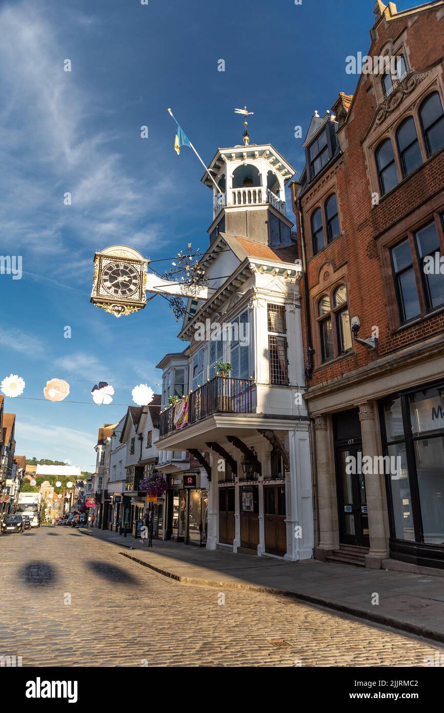 Berühmter Ort in England Guildford High Street die historische Architektur von Guildhall am frühen Morgen Sonnenlicht Guildford Surrey England Europa Stockfoto