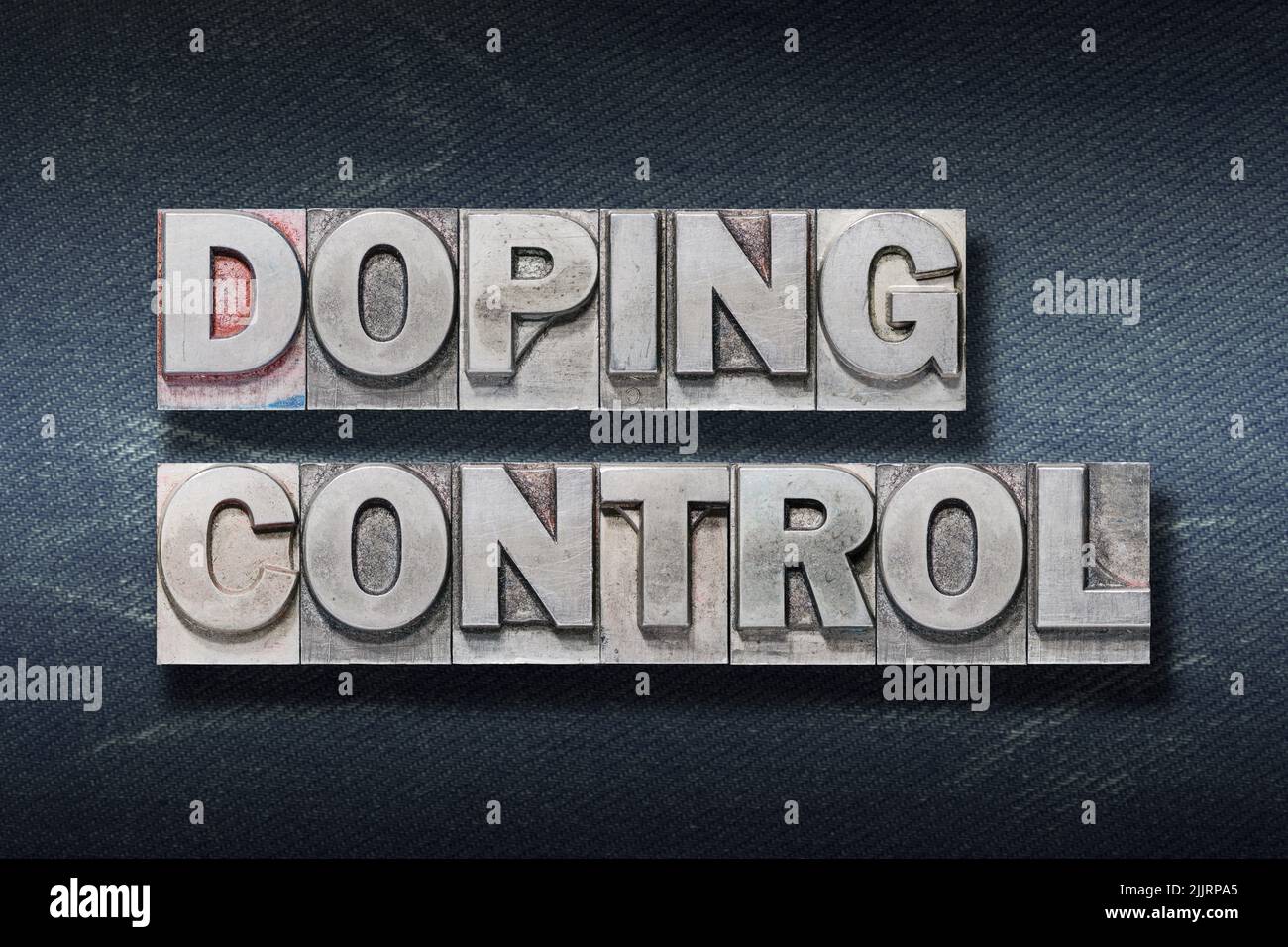 Doping Control Phrase aus Metallic-Buchdruck auf dunklem Jeans-Hintergrund Stockfoto