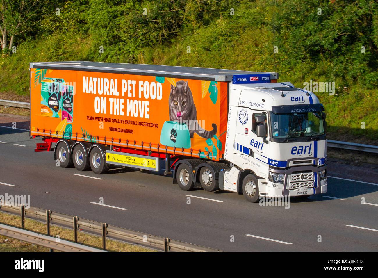 WEBBOX Natural Pet Food on the Move; Renault Trucks T 520,26 6x2 TML 1277cc Diesel LKW & Anhänger; unterwegs auf der Autobahn M6, Großbritannien Stockfoto