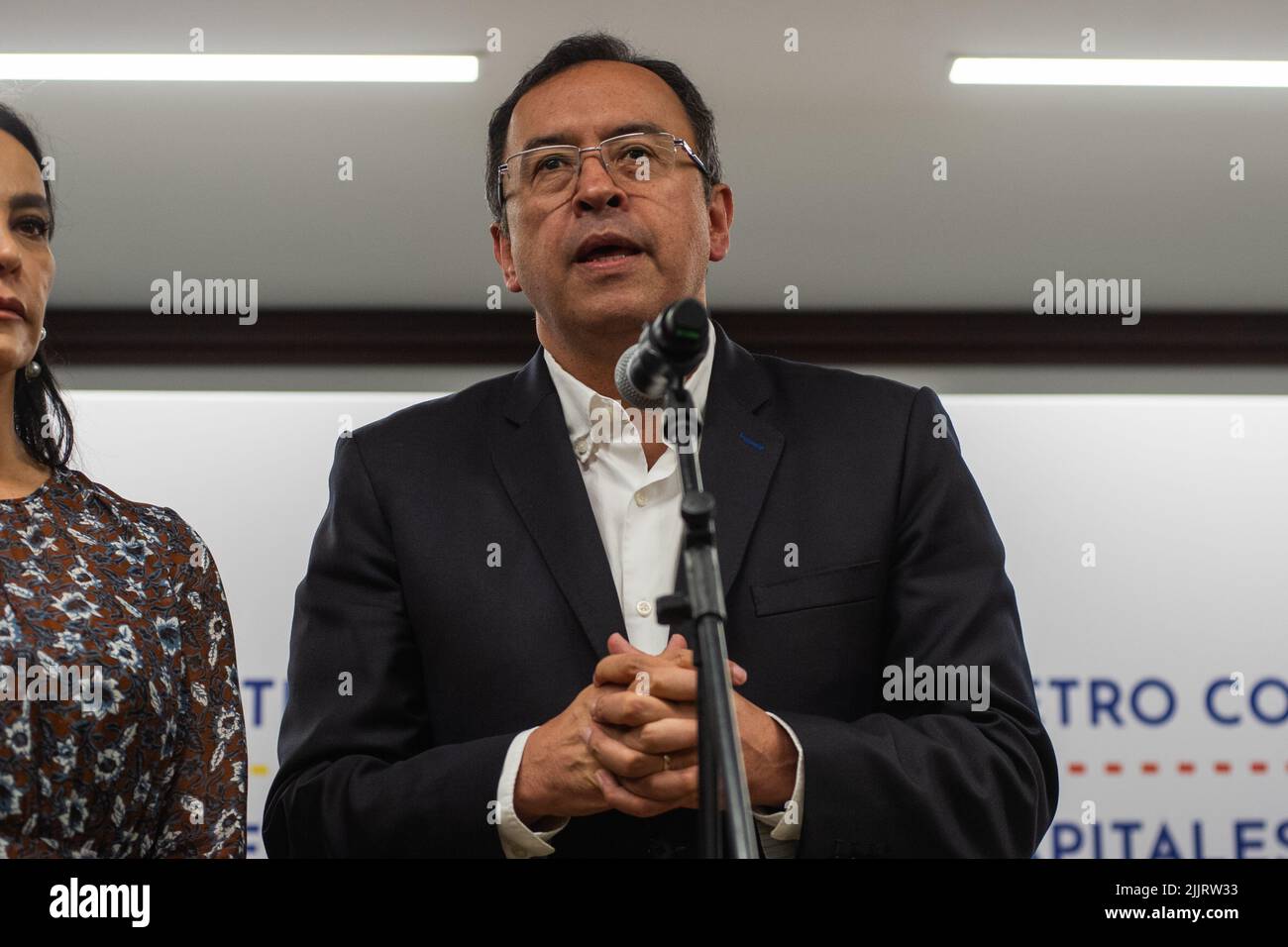 Alfonso Prada, ehemaliger Debattierchef des designierten Präsidenten Gustavo Petro, hält am 27. Juli 2022 in Bogota, Kolumbien, eine Pressekonferenz über Fortschritte mit Bürgermeistern kolumbianischer Städte ab. Foto: S. Barros/Long Visual Press Stockfoto