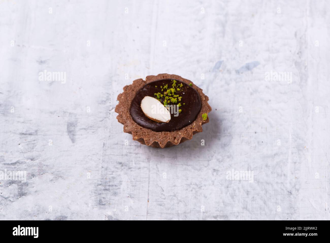 Eine Nahaufnahme einer Mini Chocolate Haselnuss-Torte auf einer weißen Marmoroberfläche Stockfoto