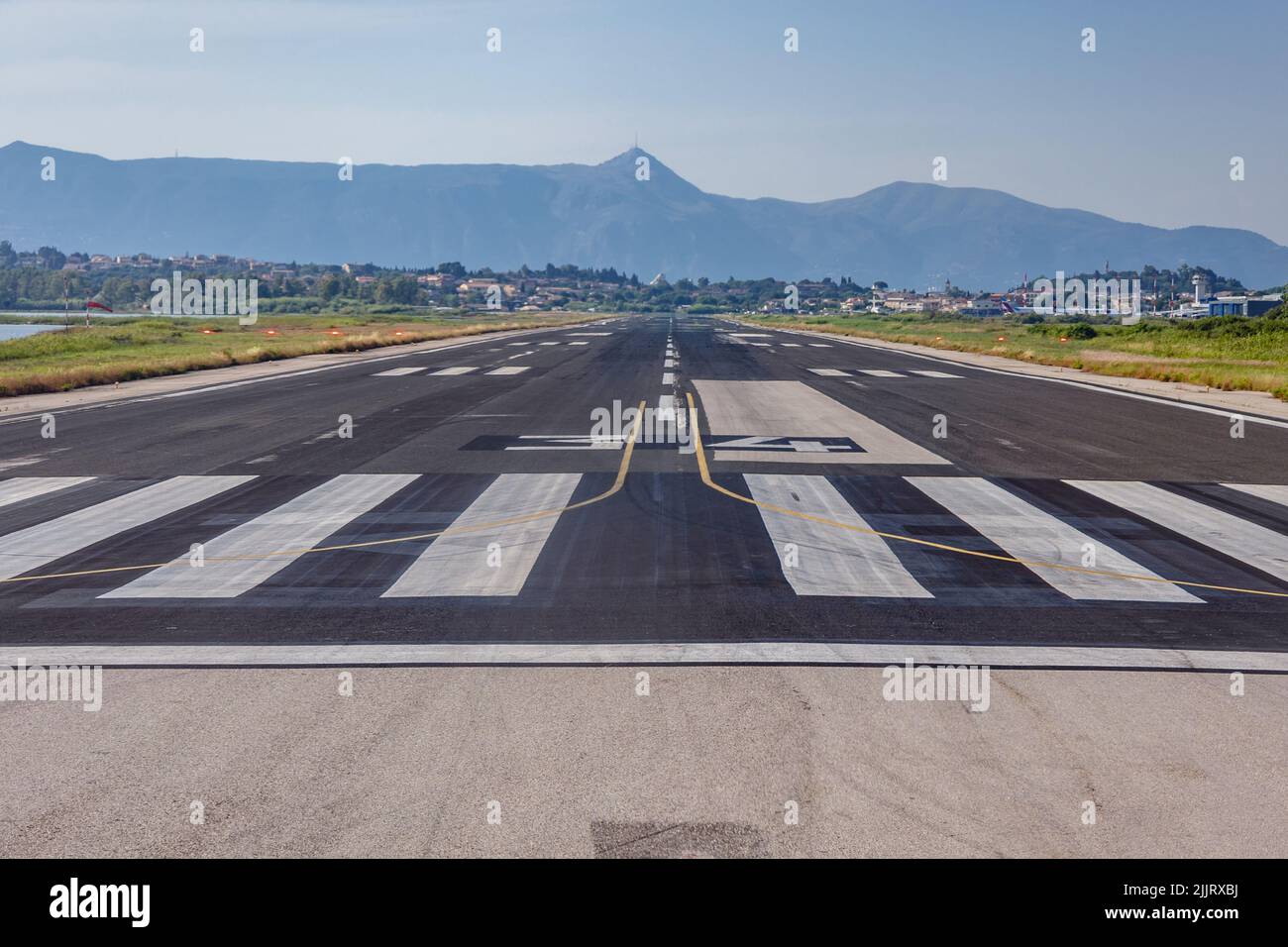 Flugplatz auf dem Internationalen Flughafen Korfu Ioannis Kapodistrias auf der griechischen Insel Korfu, auch Kerkyra genannt, in der Stadt Korfu Stockfoto