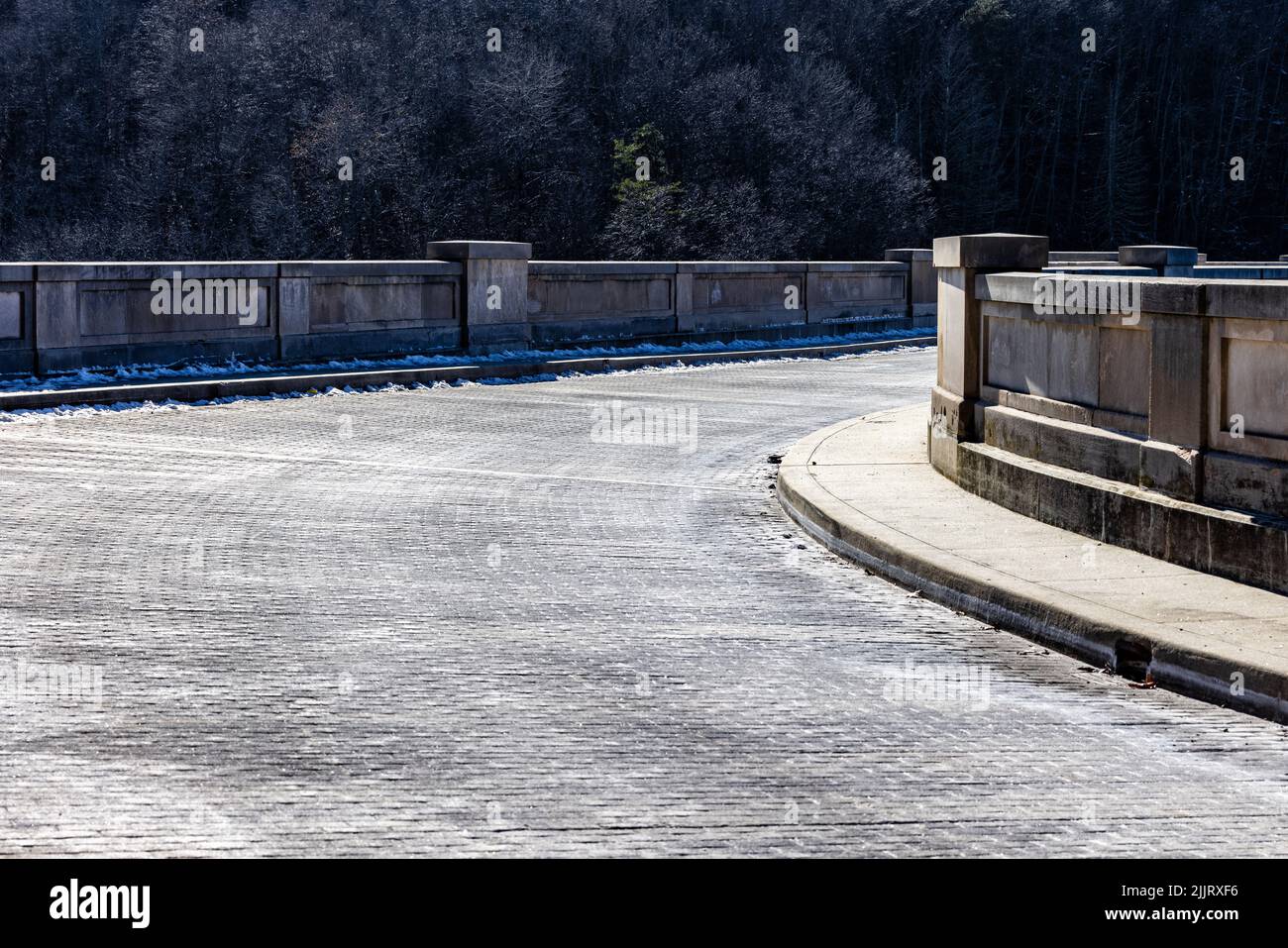 Eine kopfsteingepflasterte Brücke im Hintergrund des Waldes in der Nähe des Prettyboy Reservoir, Maryland Stockfoto