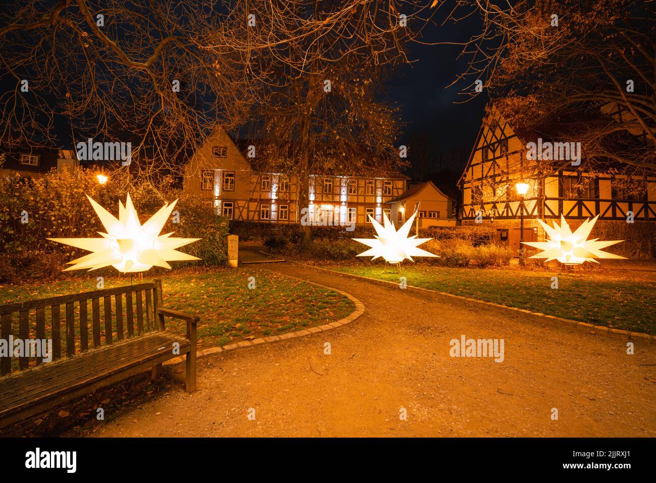 Weihnachtslichter Sterne schmücken die Stadt Wernigerode Stockfoto