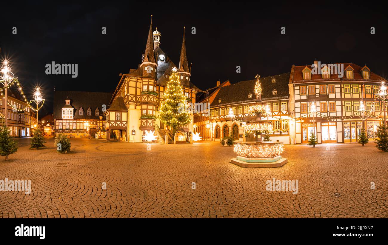 Panorama Wernigerode Stadtzentrum mit Rathaus zur Weihnachtszeit in der Nacht Stockfoto