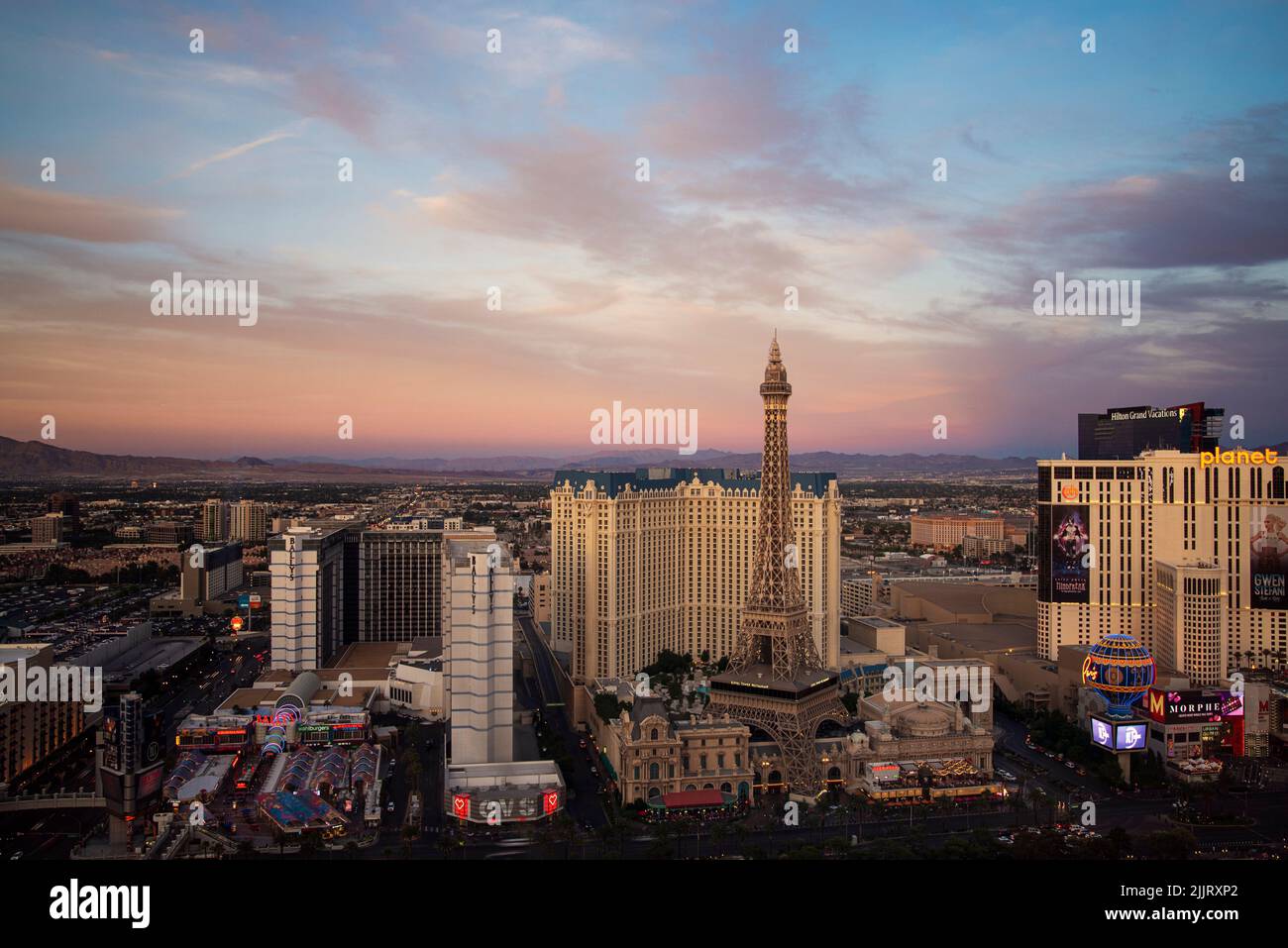 Ein Blick auf den Las Vegas Strip bei Sonnenuntergang. Stockfoto