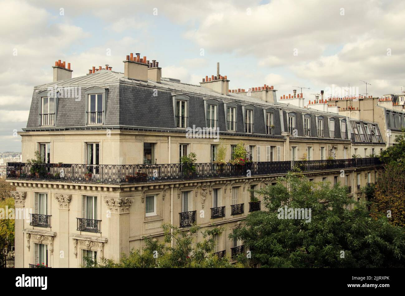 Eine malerische Aussicht auf schöne alte Gebäude von Paris, Frankreich gegen einen bewölkten Himmel Stockfoto