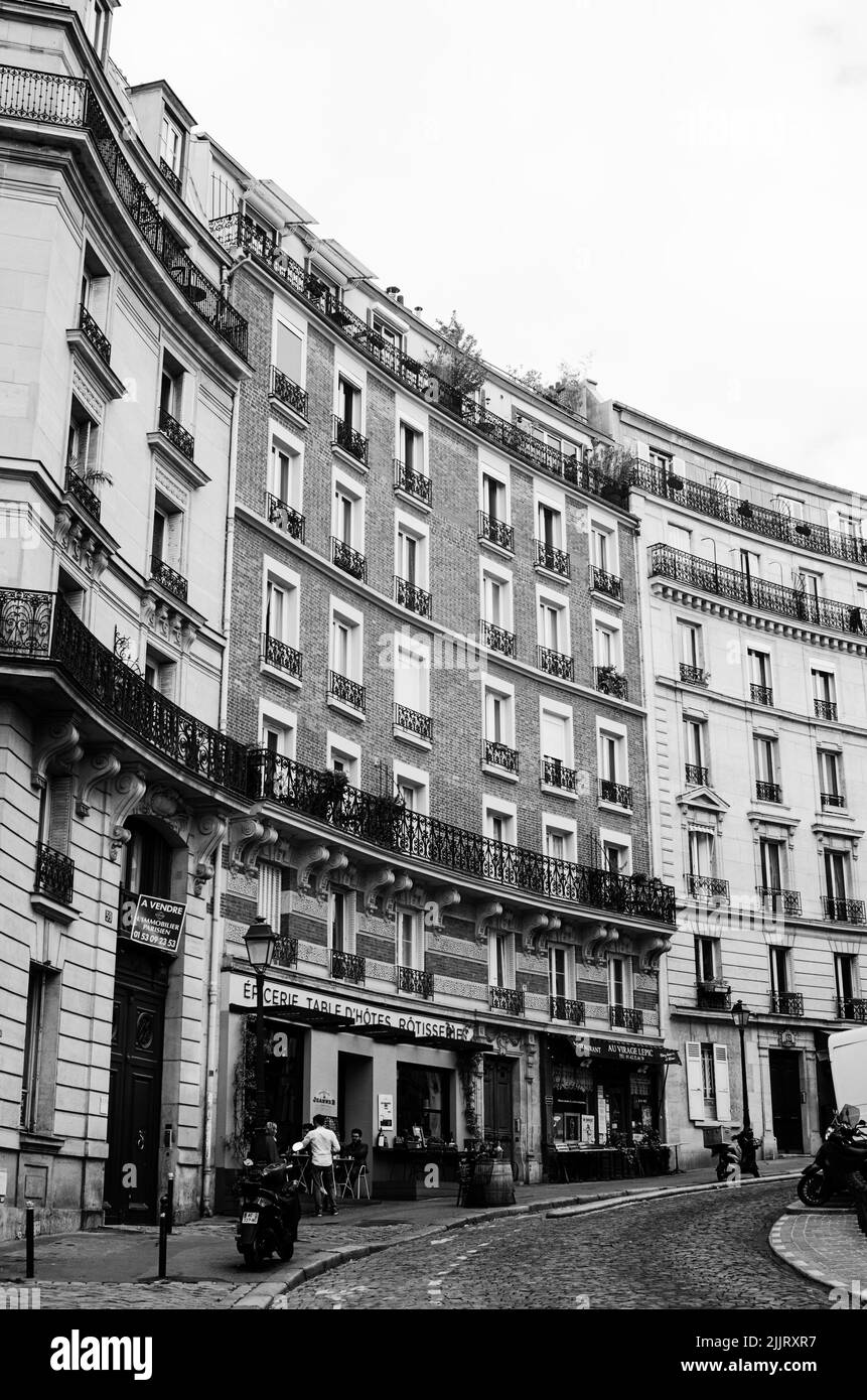 Eine vertikale Aufnahme von Outdoor Cafe und Architektur in Montmartre, Paris, Frankreich Stockfoto