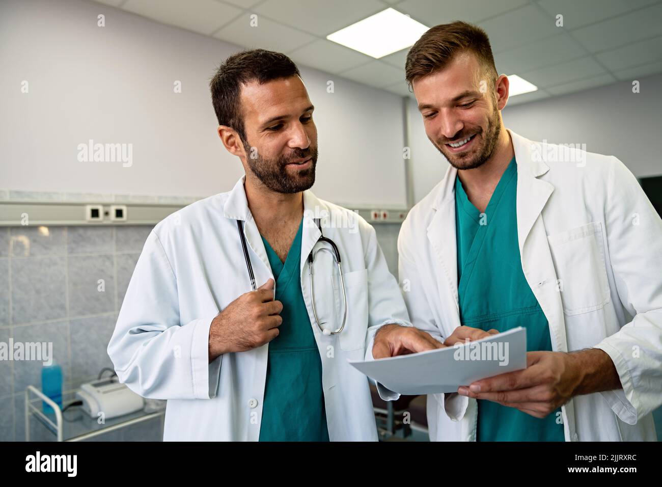 Medizinisches Personal, das im Krankenhaus diskutiert. Mitarbeiter im Gesundheitswesen, Coronavirus und Versicherungskonzept. Stockfoto