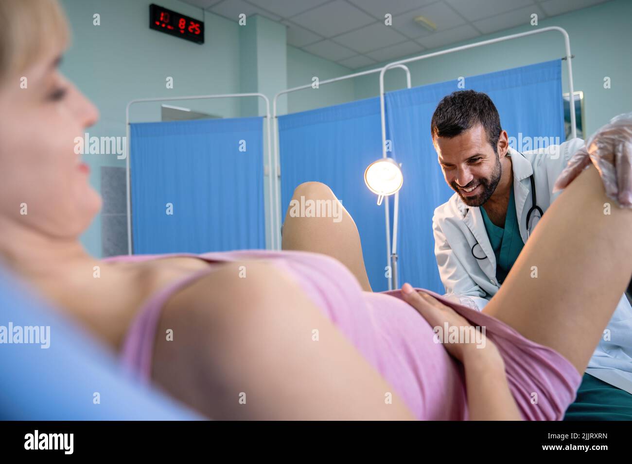 Gynäkologe Untersuchung Frau Patientin in einem gynäkologischen Stuhl. Weibliches Gesundheitskonzept. Stockfoto