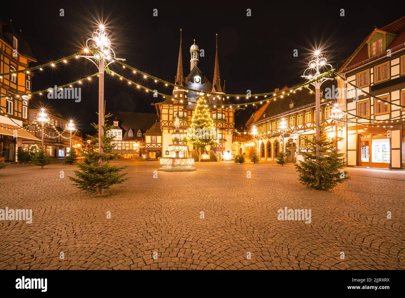 Wernigerode Stadtzentrum mit Rathaus zur Weihnachtszeit in der Nacht Stockfoto