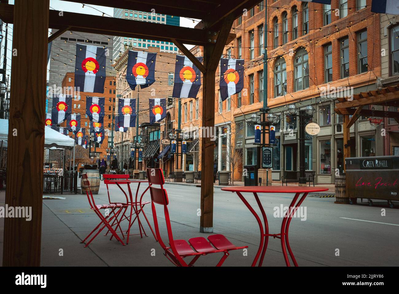 Eine schöne Aufnahme eines roten Kaffeetisches in der Innenstadt von Denver, USA, und Stadtbauten im Hintergrund Stockfoto