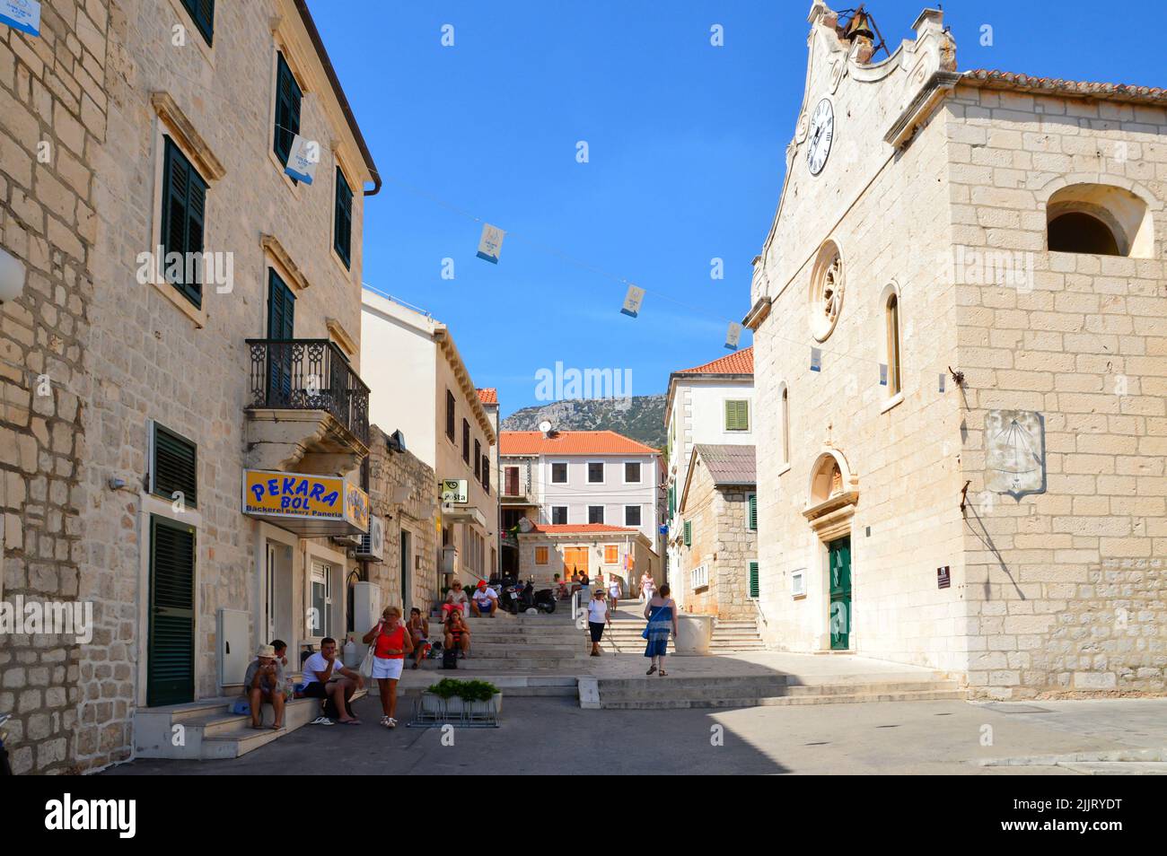 Ein Blick auf Touristen in einer Straße in Bol, einem Dorf auf einer Insel in der Adria Stockfoto