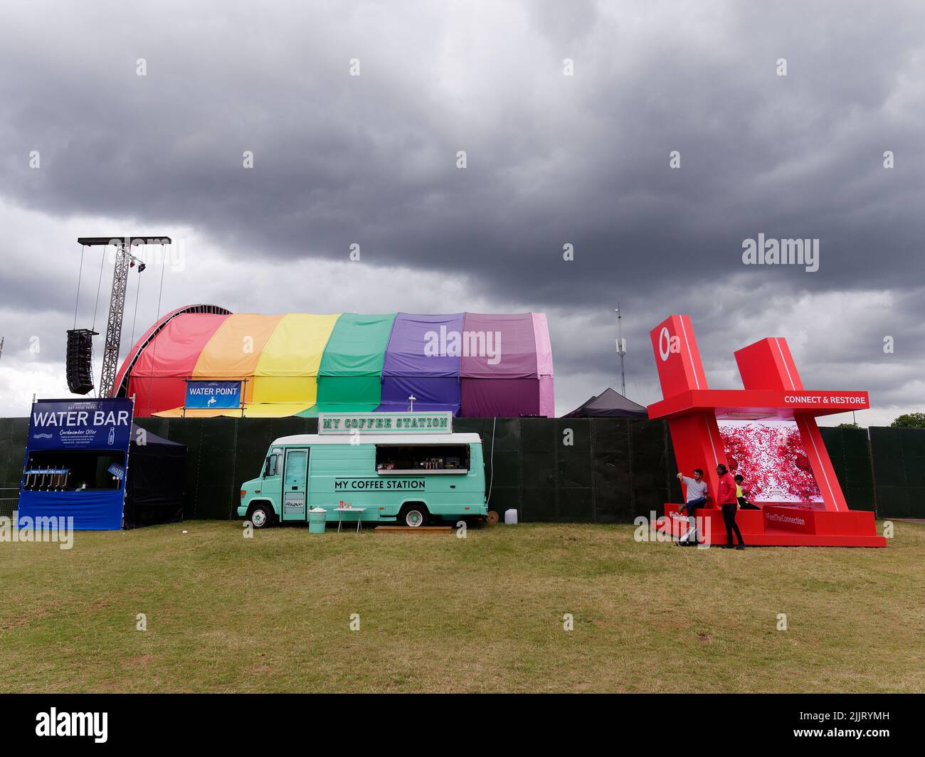 London, Greater London, England, Juni 30 2022: Kaffee-Van und die Seite einer Musikbühne im BST Hyde Park. Stockfoto
