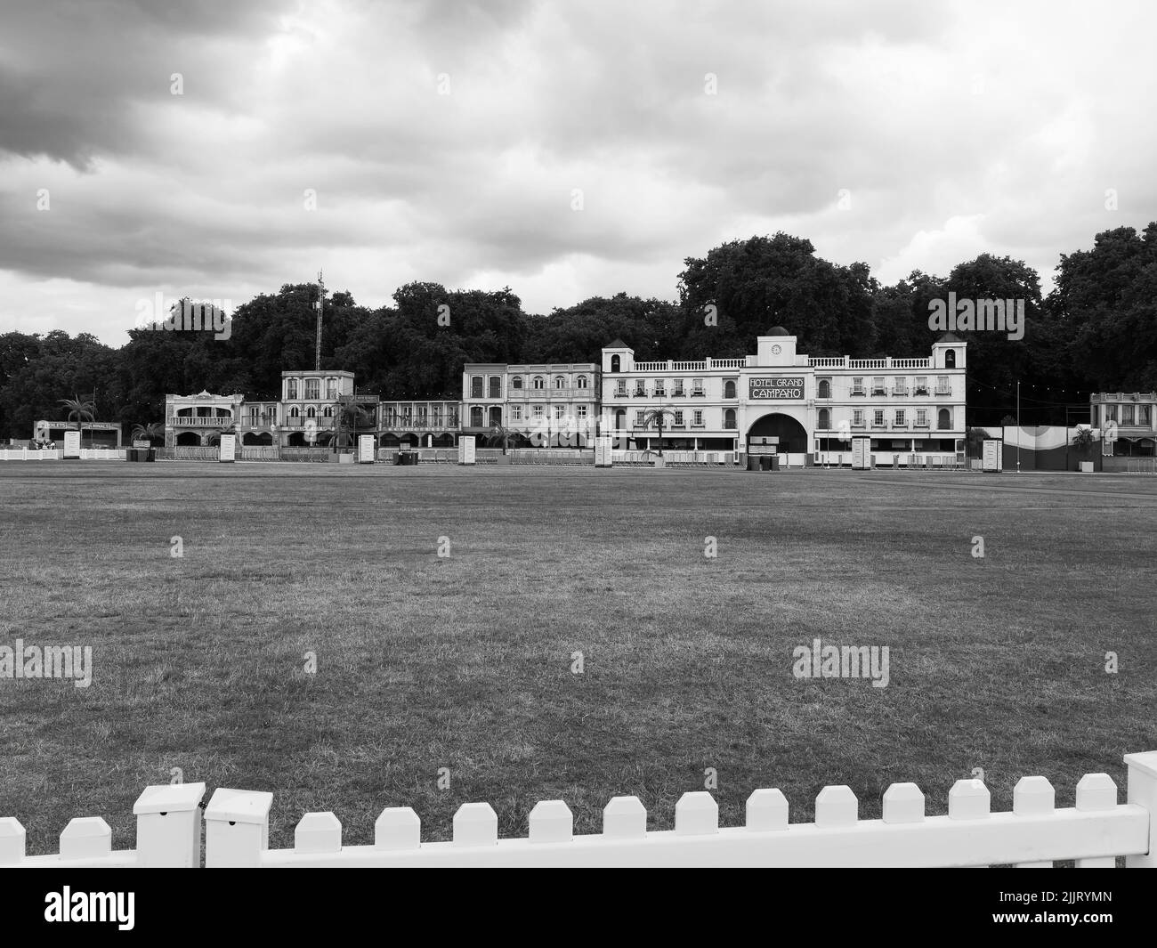 London, Greater London, England, Juni 30 2022: Temporäre Gebäude mit Kino- und Essensständen als Teil des Konzerthauses des BST Hyde Park Complex. Stockfoto