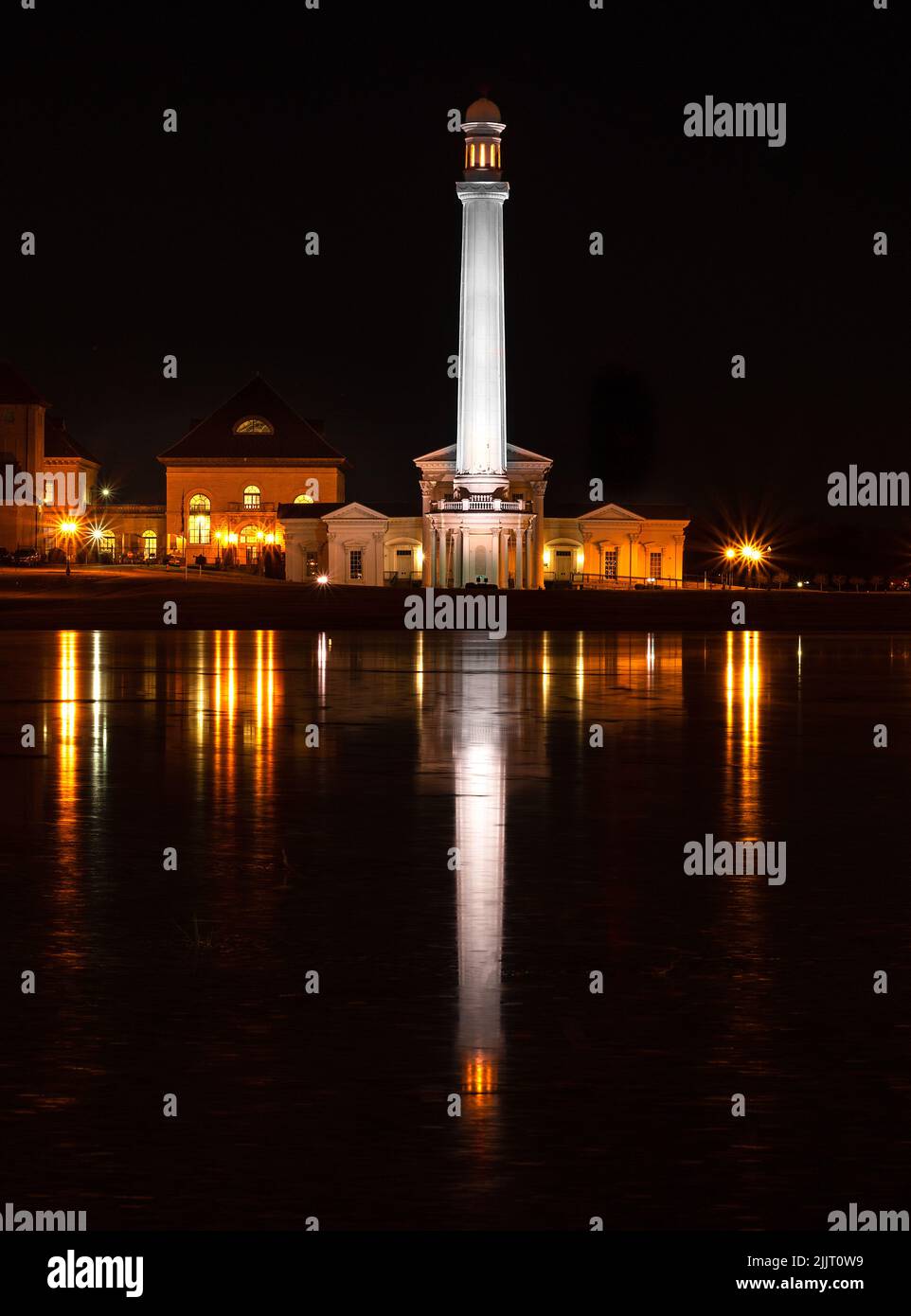 Eine wunderschöne Aufnahme eines Wasserturms von Louisville bei Nacht Stockfoto