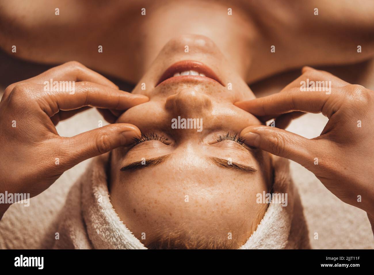 Massagetherapeut führt eine manuelle Massage im Gesicht des Kunden durch. Gesundes Lifestyle-Konzept. Kosmetologie Konzept. Beauty Face. Stockfoto