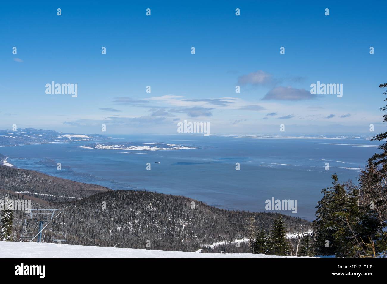 Ein atemberaubender Meerblick vom Hügel auf blauem, wolkigen Hintergrund Stockfoto