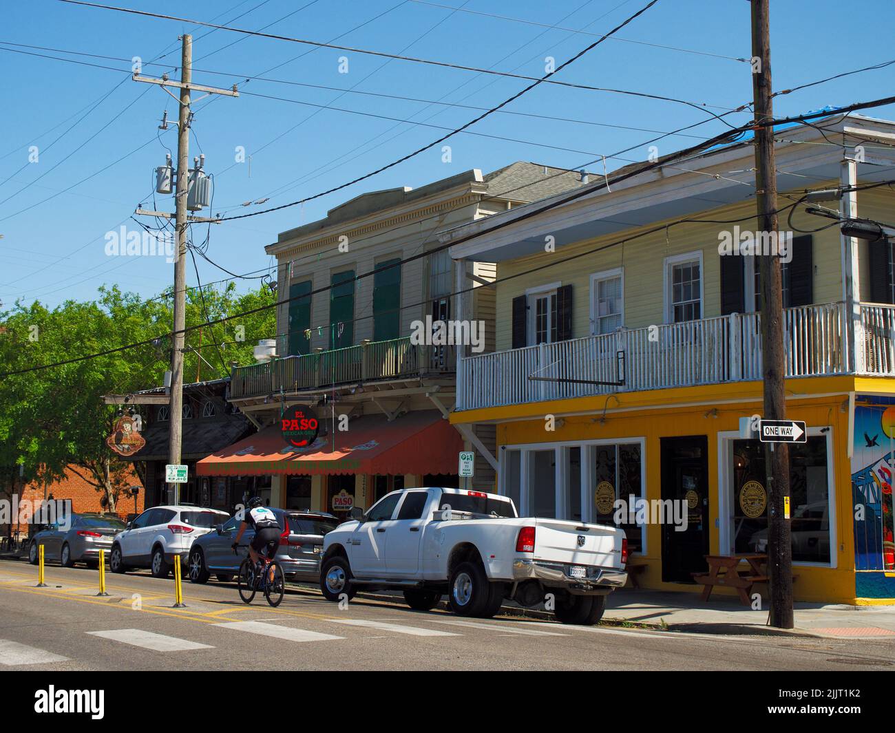 Eine wunderschöne Aufnahme des Restaurants und der Bar Paso in der Magazine Street an einem sonnigen Tag in New Orleans, USA Stockfoto