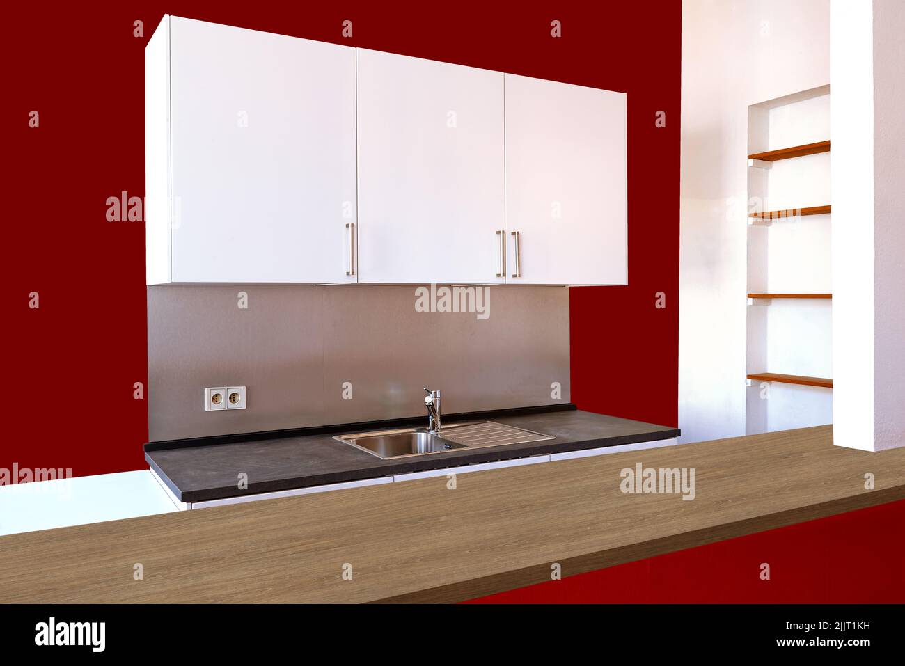Minimalistische schwedische Möbel in der Küche und Holztheke Stockfoto