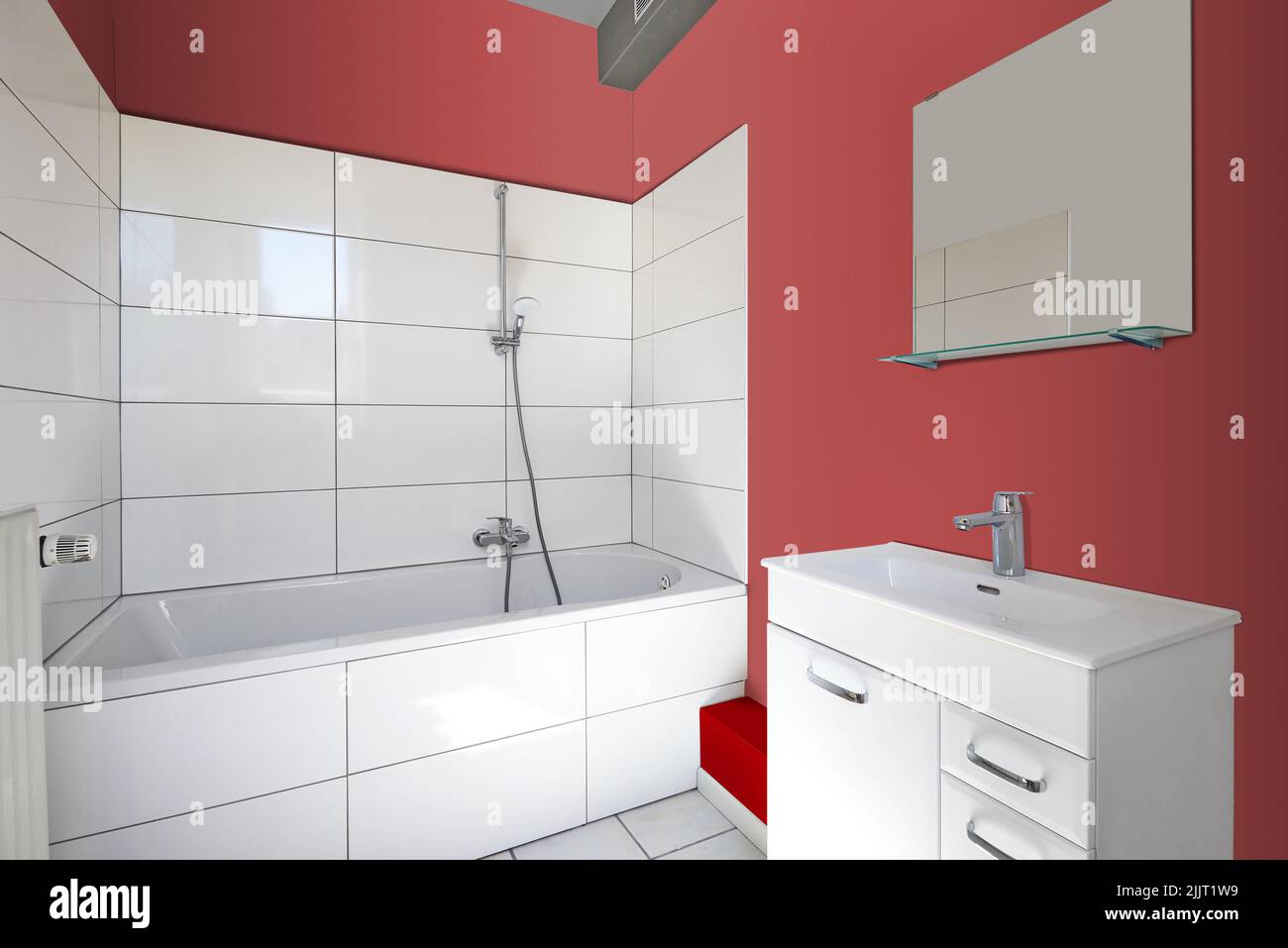 Renovierte Badezimmer mit weißen Fliesen und neuem Waschbecken Stockfoto