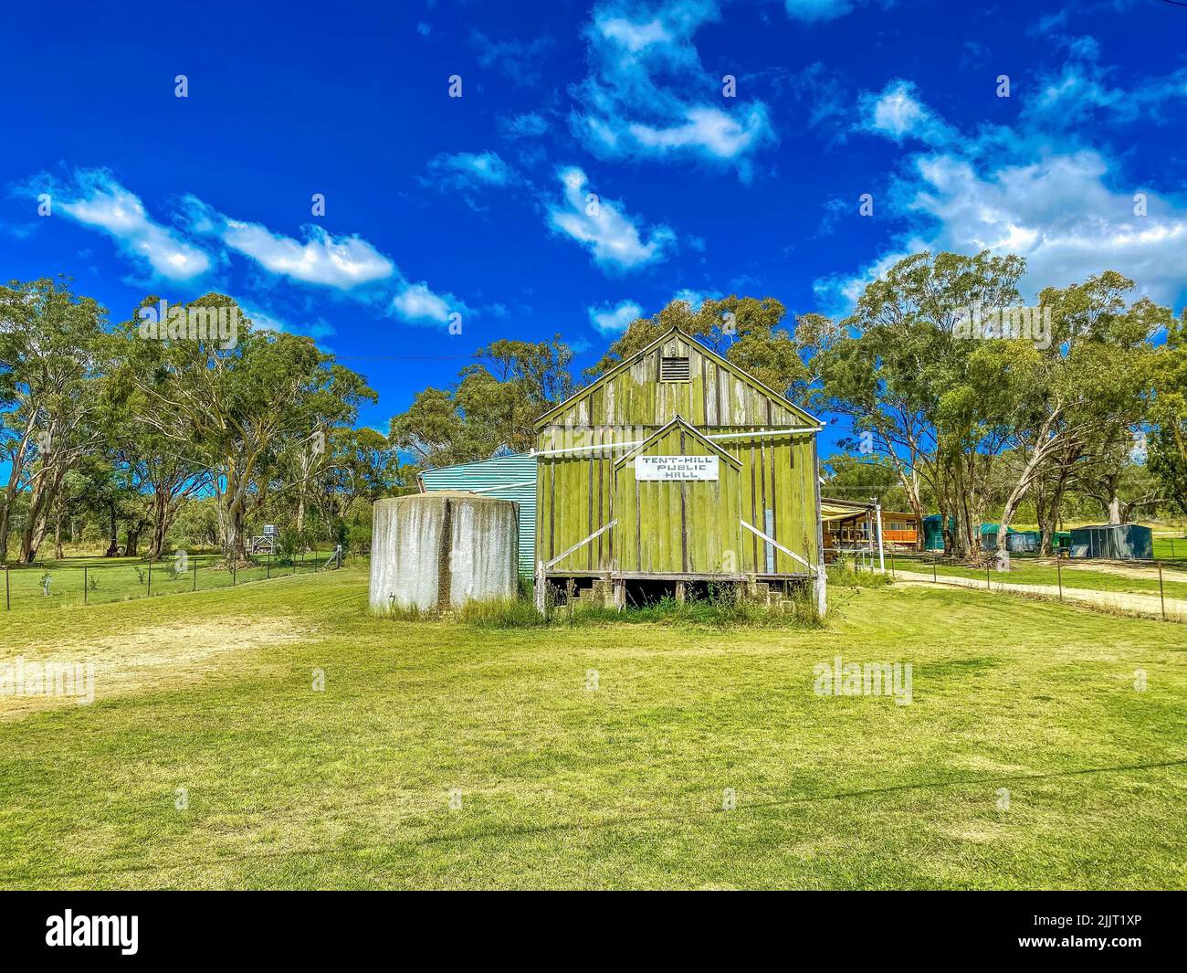 Eine wunderschöne Aussicht auf die alte Tent Hill Public Hall in einem kleinen Dorf in Australien vor blauem Himmel Stockfoto