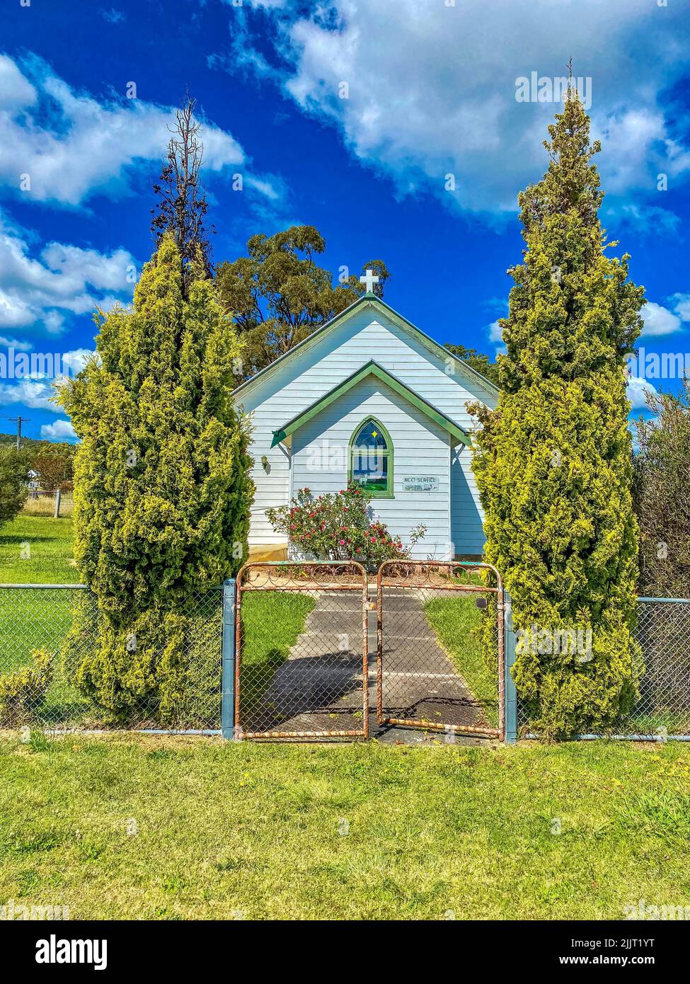 Eine vertikale Aufnahme einer schönen alten Kirche in einer ländlichen Stadt in Emmaville, New South Wales, Australien Stockfoto