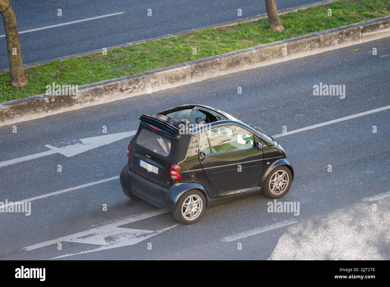 Ein Foto eines Cabriolets Smart fortwo auf den Straßen von Lissabon Stockfoto