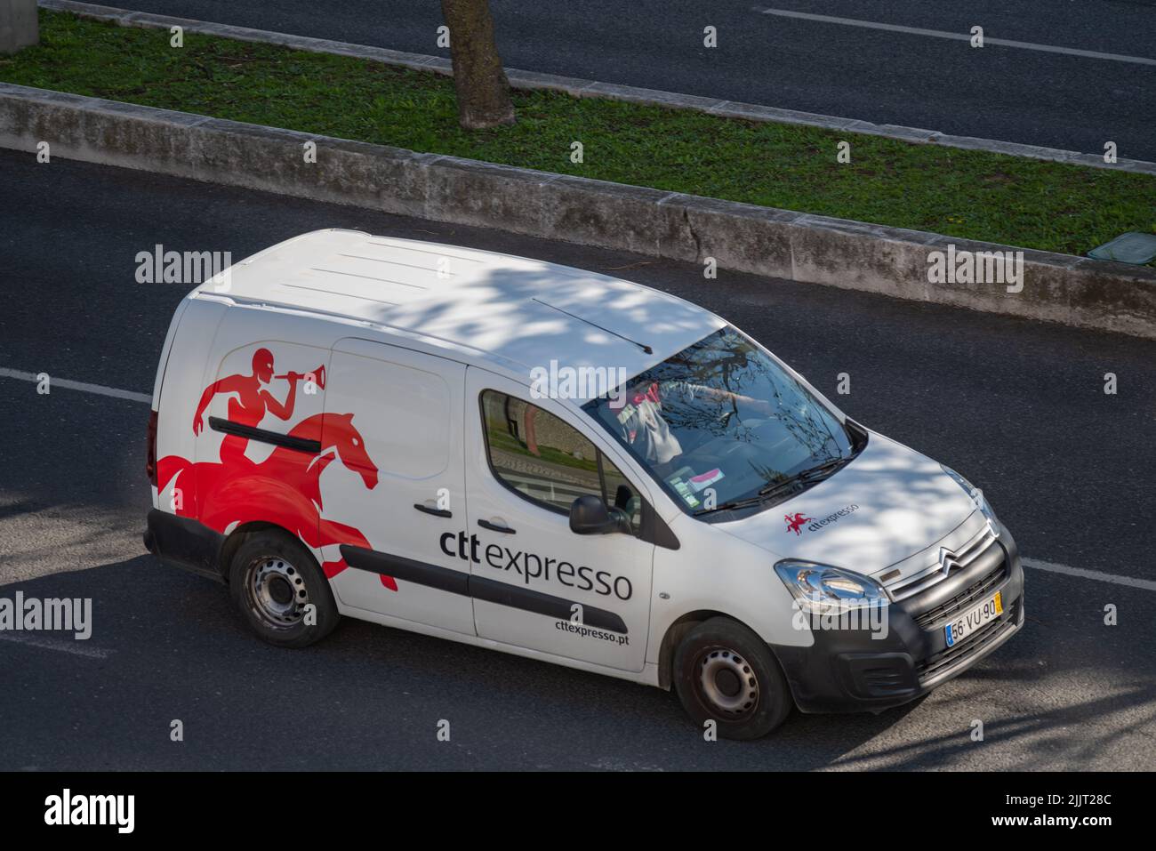 Frachttransport von der Firma CTT Express Correios de Portugal auf den Straßen von Lissabon Stockfoto