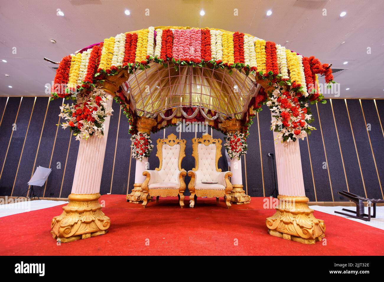 Eine traditionelle indische Hochzeitsmandap mit bunten Blumen Stockfoto