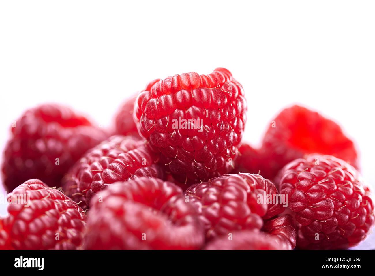 Eine Nahaufnahme von frischen Himbeeren auf weißem Hintergrund Stockfoto
