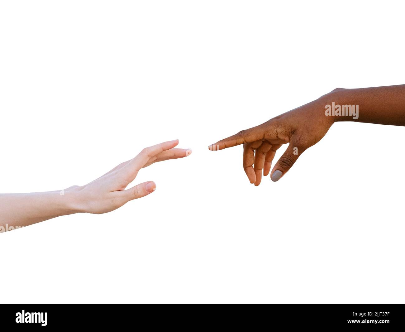 Schwarze und weiße menschliche Hände, die auf weißem Hintergrund isoliert aufeinander zugreifen. Konzept der Freundschaft und des rassischen Respekts Stockfoto