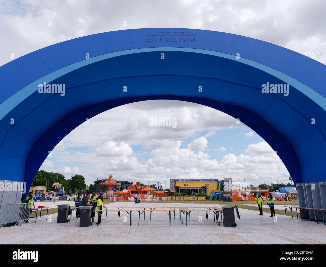 London, Greater London, England, Juni 30 2022: Eingang zur BST Hyde Park-Konzerthalle mit blauem Bogen und Sicherheitskontrollen. Fairground Ride im Backgro Stockfoto