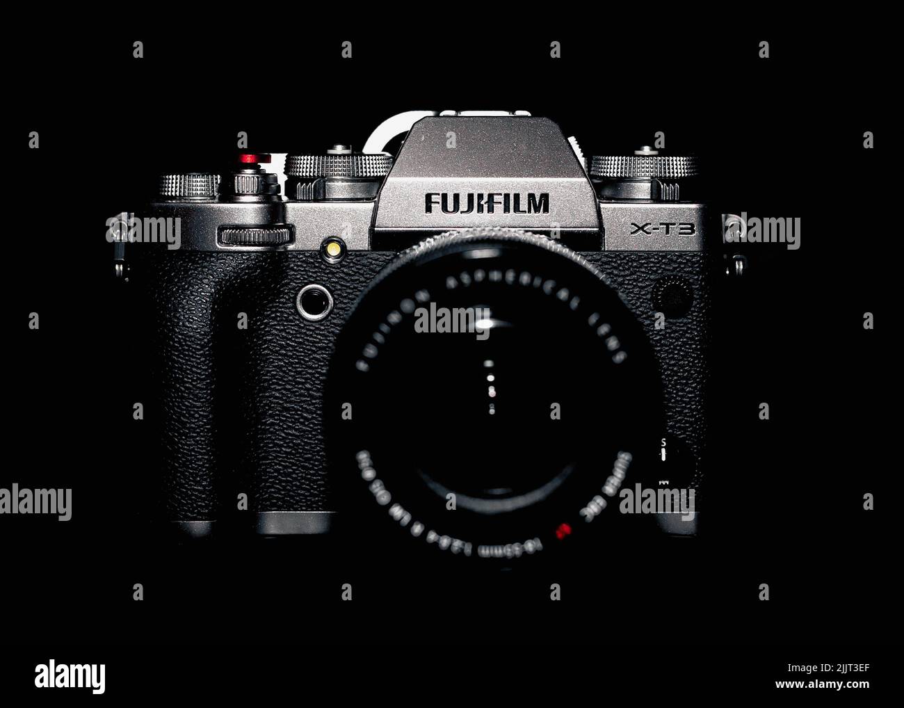 Nahaufnahme einer spiegellosen Fujifilm X-T3 Kamera auf schwarzem Hintergrund Stockfoto