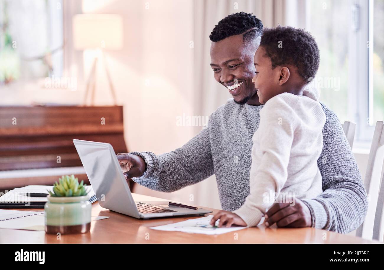 Die Familie macht Sie, wer Sie sind und wer Sie sind. Ein junger Mann arbeitet, während die Pflege für sein entzückendes Mädchen zu Hause. Stockfoto